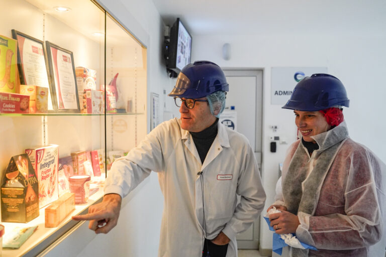 France, Bellevigne les châteaux, 2023-01-06. Visite de Laetitia Saint-Paul, députée de Maine-et-Loire (Renaissance) à l'entreprise Chaucer Foods en compagnie de son Directeur Général, Vincent Bouchard. Cette unité de production d’agroalimentaire spécialisée dans la lyophilisation de fruits est située dans la circonscription de Madame Saint-Paul et emploie 200 salariés. Photographie de Frédéric Pétry / Hans Lucas